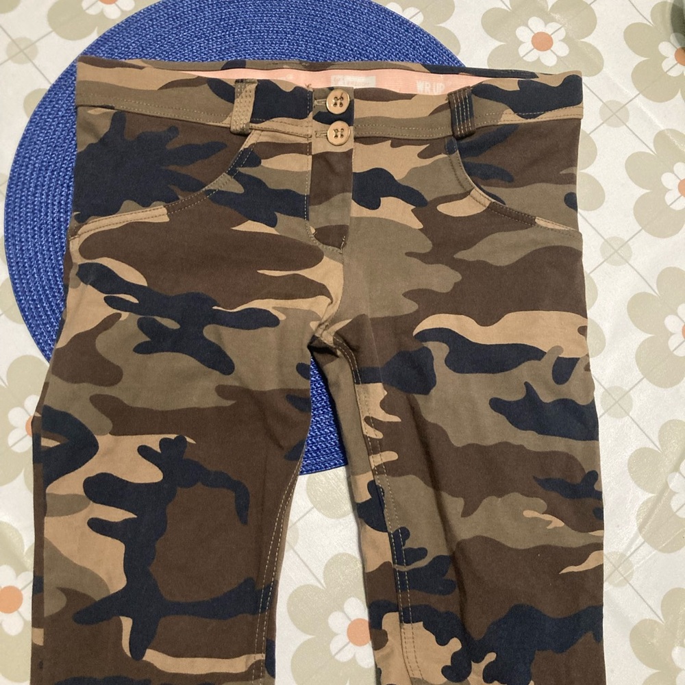 Freddy Camo jeggings size small.